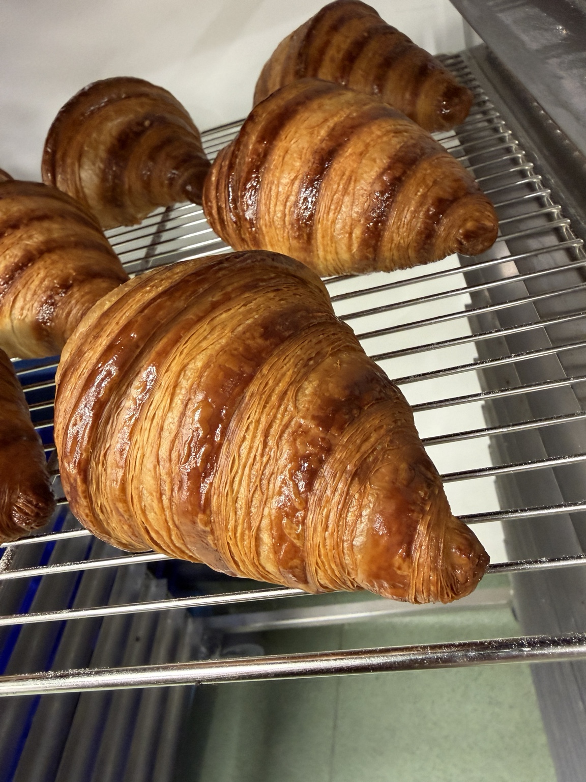 Corrected croissants with even shape and defined lamination